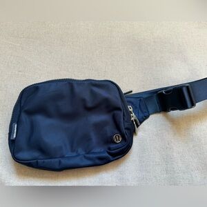 Lululemon 2L belt bag in Navy blue & Silver